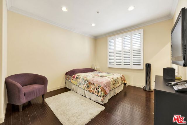 11952 Montana Avenue, Los Angeles CA: https://media.crmls.org/mediaz/5145d1ee-c6f7-4697-8567-41faf3a041d5.jpg