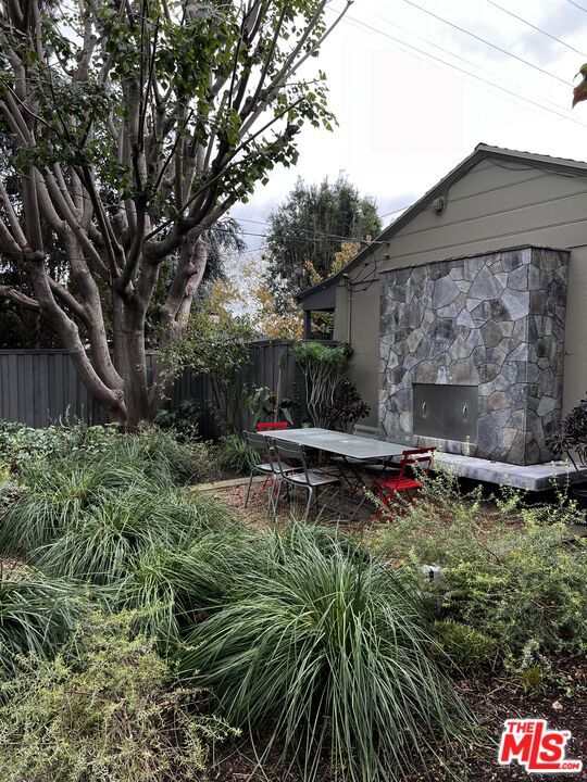 5105 Morella Avenue, Valley Village CA: https://media.crmls.org/mediaz/5145fc61-b363-476e-81c8-5e82ec7e40df.jpg