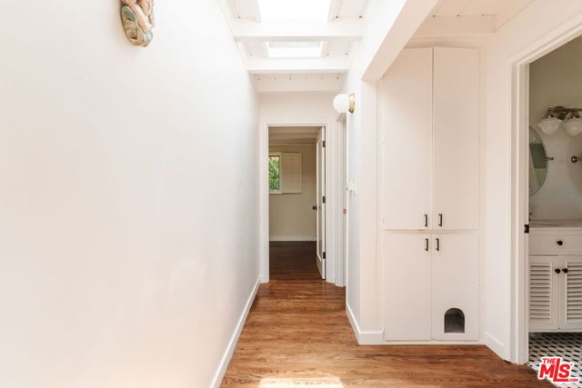 2344 Sunset Heights Drive, Los Angeles CA: https://media.crmls.org/mediaz/514810ca-6e6e-42f3-a94d-5a850ea5bae4.jpg
