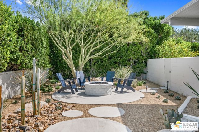 1155 E Paseo El Mirador, Palm Springs CA: https://media.crmls.org/mediaz/5148e4c4-4389-4f92-8014-76d11ac34205.jpg