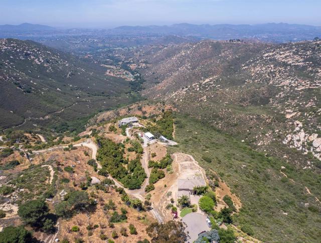 16677 Falcon Heights Rd, Ramona CA: https://media.crmls.org/mediaz/5149c47f-d1e9-4d68-a1f9-b790f32bd658.jpg