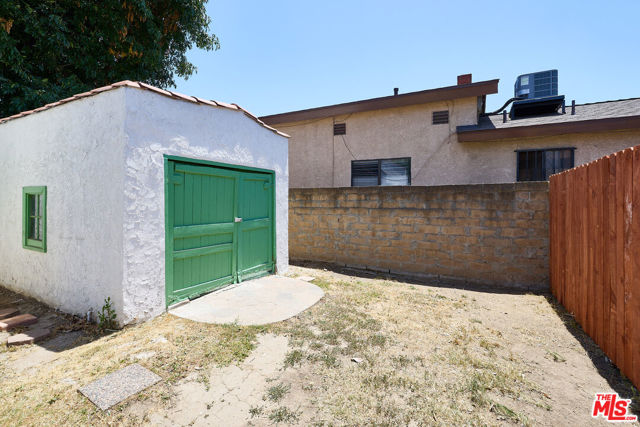 3653 Falcon Avenue, Long Beach CA: https://media.crmls.org/mediaz/5149dd6c-b1a2-4cfd-85a2-dc9e85fe0389.jpg