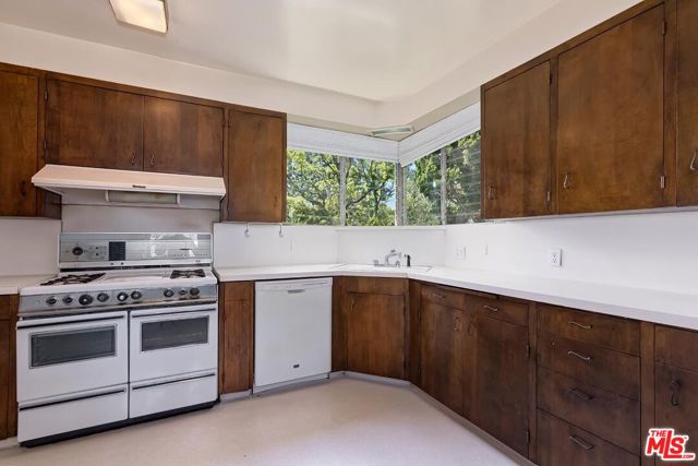 1591 Sunset Plaza Drive, Los Angeles CA: https://media.crmls.org/mediaz/514aec55-b5fd-479d-8be8-89bd1fb6481d.jpg