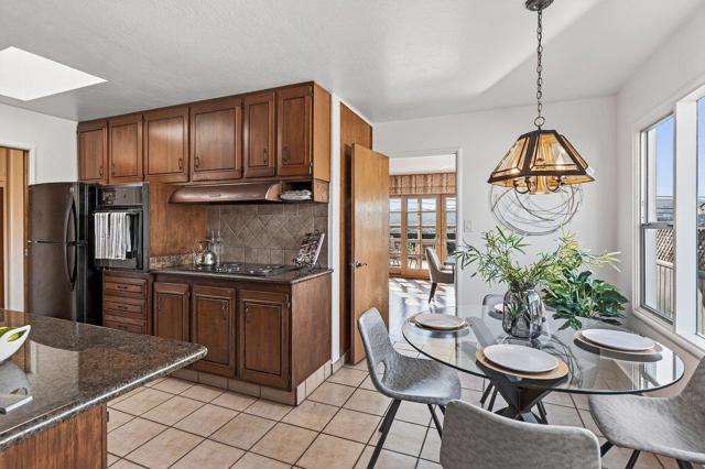 725 Palm Avenue, South San Francisco CA: https://media.crmls.org/mediaz/514b045e-20e0-4438-afd5-e579c7386ef0.jpg