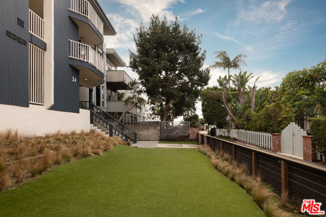 24 Westwind Street, Marina del Rey CA: https://media.crmls.org/mediaz/514b618e-3c40-441b-9f82-898b338cb290.jpg
