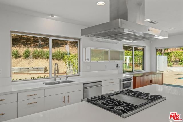 4207 Michelangelo Avenue, Woodland Hills CA: https://media.crmls.org/mediaz/514c015e-22a3-44fa-93b7-6c64c4552657.jpg