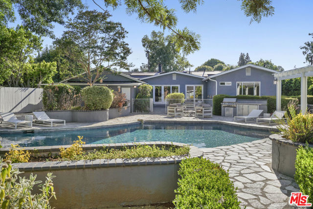 6002 Jumilla Avenue, Woodland Hills CA: https://media.crmls.org/mediaz/514c0af1-30a5-48a7-9491-88f93298d262.jpg