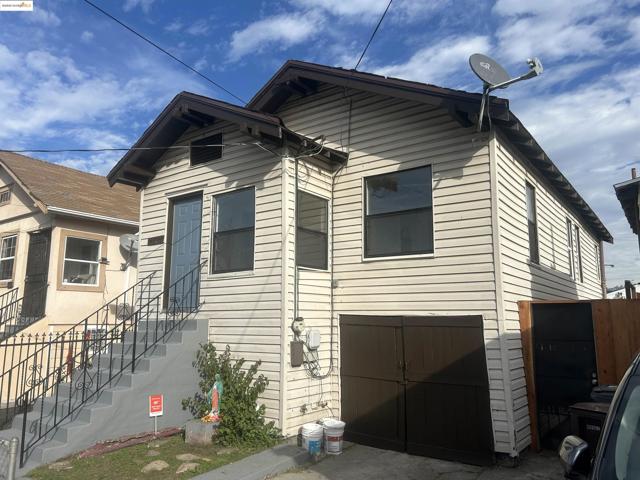2618 E 20Th St, Oakland CA: https://media.crmls.org/mediaz/514c588e-f232-4255-bea9-86fb126e68c1.jpg