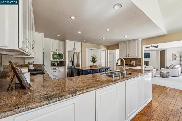 22 Ranger Ct, Alamo CA: https://media.crmls.org/mediaz/514cb9d1-d923-45b4-b5f6-41cf89822554.jpg
