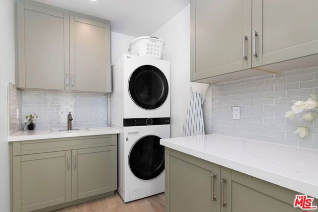 1703 Plaza Del Sur, Newport Beach CA: https://media.crmls.org/mediaz/514e23d0-2c9b-47ba-b0c7-73ed9dbaa089.jpg