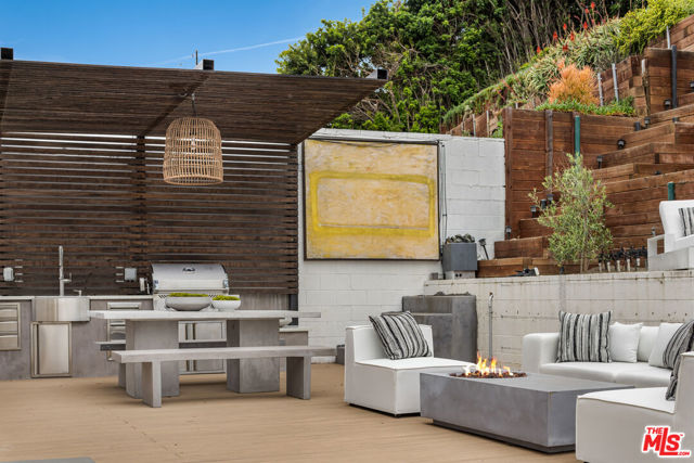 4039 Fairway Boulevard, View Park CA: https://media.crmls.org/mediaz/514e48b9-9af4-4c19-b41c-7af1930bb65b.jpg