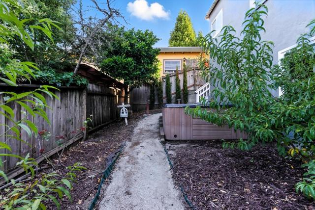 35 Mono Street, Brisbane CA: https://media.crmls.org/mediaz/514eadb8-862f-40b8-9865-598f0d45baf4.jpg