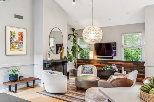 2005 TUNNEL RD, Oakland CA: https://media.crmls.org/mediaz/514eedcd-be76-4702-a6d1-230085be4148.jpg