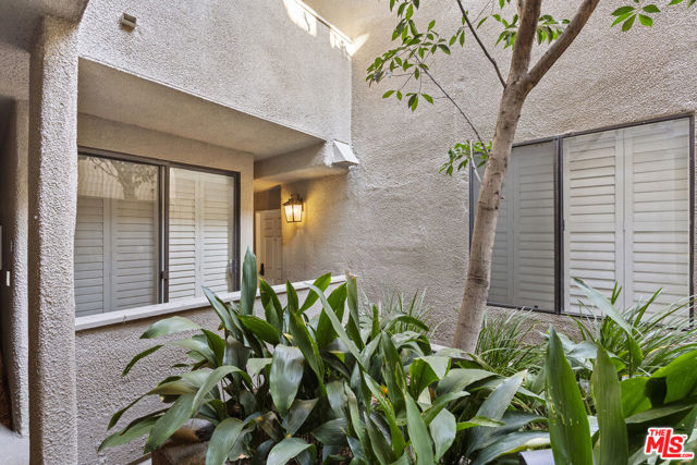 8455 Fountain Avenue, West Hollywood CA: https://media.crmls.org/mediaz/514f6326-c519-4d07-bbc4-67a8878aef42.jpg
