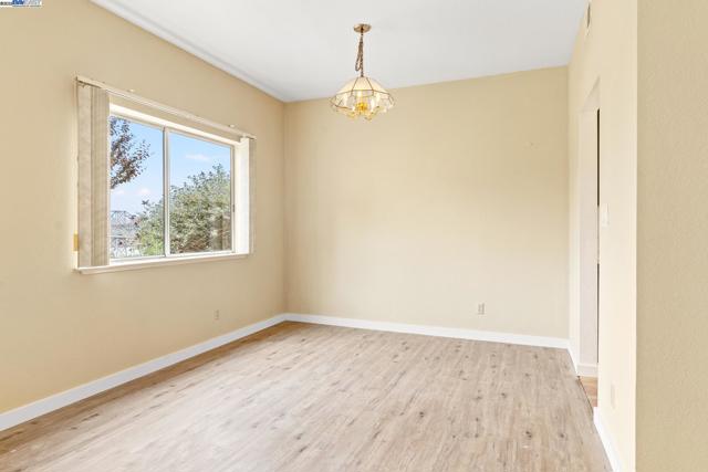 104 Bridgeview Ct, Crockett CA: https://media.crmls.org/mediaz/514fd1cf-a6cb-4356-8f61-8e85158fd8f0.jpg