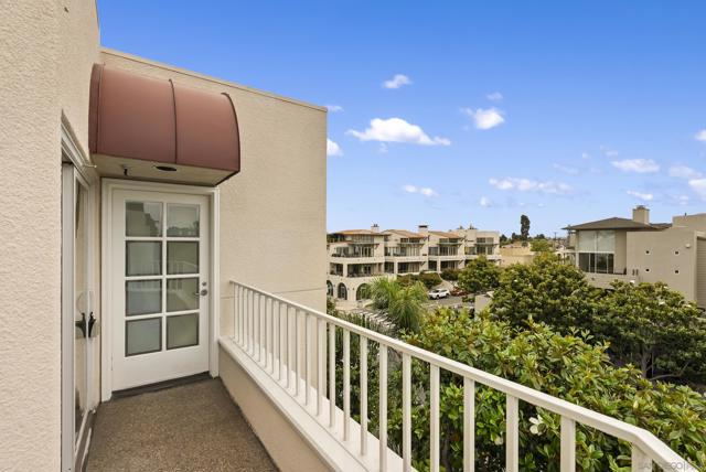 1101 1st Street, Coronado CA: https://media.crmls.org/mediaz/51507483-68e2-479e-9bd0-889df901a3ee.jpg
