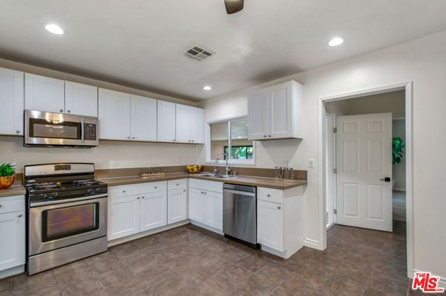 7731 Oak Park Avenue, Lake Balboa CA: https://media.crmls.org/mediaz/5150775c-2936-4769-861f-1f8879af9b76.jpg