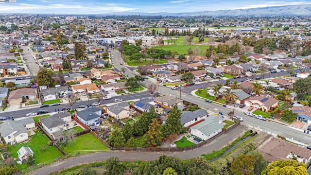 36517 Cherry St, Newark CA: https://media.crmls.org/mediaz/5150d53d-acb5-4e8b-98a1-4235d3ac4d07.jpg