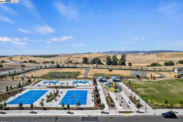 5352 Guenoc Valley Ln, Antioch CA: https://media.crmls.org/mediaz/51524e0f-99b5-4e3b-8d34-87f79d04101e.jpg