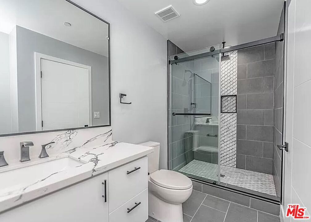 https://media.crmls.org/mediaz/5152a5d5-c87d-4346-9241-3bd17b375a1e.jpg?preset=X-Large