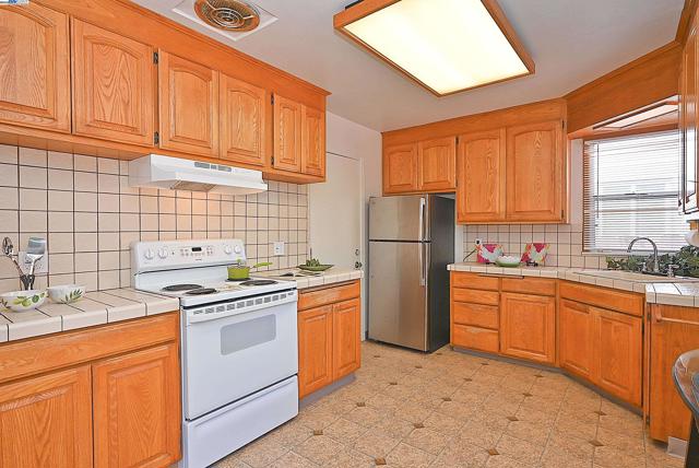 4248 Mabel Avenue, Castro Valley CA: https://media.crmls.org/mediaz/5152a623-e1ee-4372-90e9-0fd430bcce42.jpg