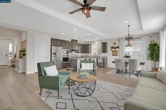 901 Goldfinch Cir, Vacaville CA: https://media.crmls.org/mediaz/5152b489-973b-43f3-bdd9-072d4381539f.jpg