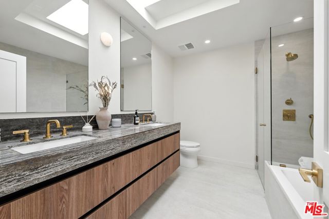 15727 Hartsook Street, Encino CA: https://media.crmls.org/mediaz/51541496-8767-440b-9976-4c63055af4de.jpg