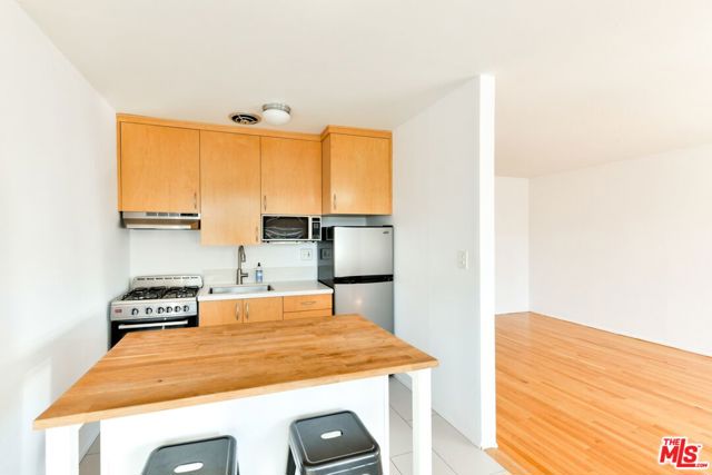 2033 Cloverfield Boulevard, Santa Monica CA: https://media.crmls.org/mediaz/51549f98-f280-4d28-bb80-a9085bbd7b95.jpg