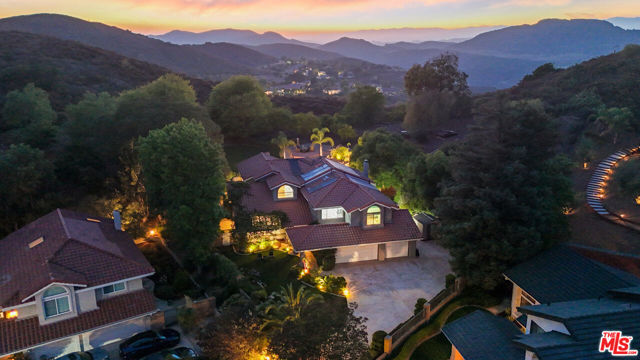 2084 Hopewell Court, Thousand Oaks CA: https://media.crmls.org/mediaz/5154c260-1b91-4401-9f3d-f24051468946.jpg