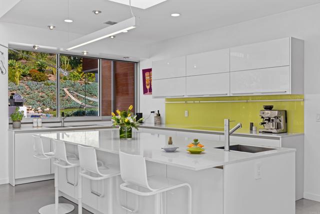 6672 Avenida Andorra, La Jolla CA: https://media.crmls.org/mediaz/5154e3ef-dd03-4043-a440-9c901c7d324d.jpg