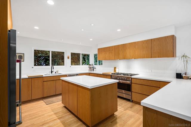 4021 Bernice Dr, San Diego CA: https://media.crmls.org/mediaz/515570fc-9a44-4b3f-bb5c-27ba3fe743a1.jpg