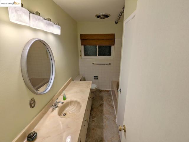 5126 La Honda RD, El Sobrante CA: https://media.crmls.org/mediaz/5155ab12-212a-47a1-abcc-6aa0361e31b9.jpg