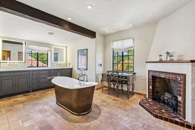 2307 Easton Drive, Burlingame CA: https://media.crmls.org/mediaz/5157306f-3eb2-4173-b3eb-ed9482a8ba56.jpg