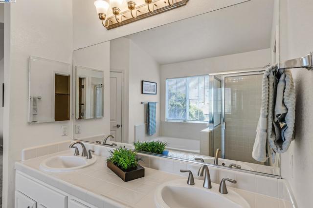 34906 Herringbone Ct, Union City CA: https://media.crmls.org/mediaz/5157a66d-ba53-4204-bf45-b54e800d31a3.jpg