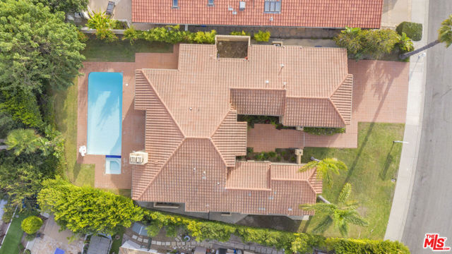 3516 Malibu Country Drive, Malibu CA: https://media.crmls.org/mediaz/51587f58-9742-40cd-83b2-46e76dcd5303.jpg
