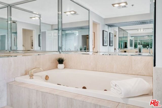 10724 Wilshire Boulevard, Los Angeles CA: https://media.crmls.org/mediaz/51592734-4c7a-4084-920b-b907a9ee3df4.jpg