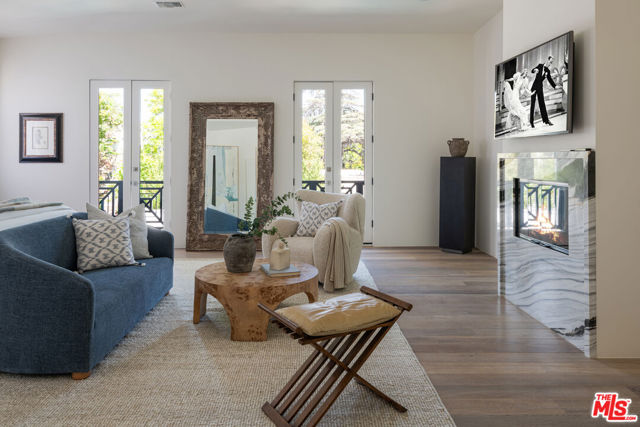 526 N Plymouth Boulevard, Los Angeles CA: https://media.crmls.org/mediaz/515a58b5-8dd2-4983-ae85-b80fe836b029.jpg