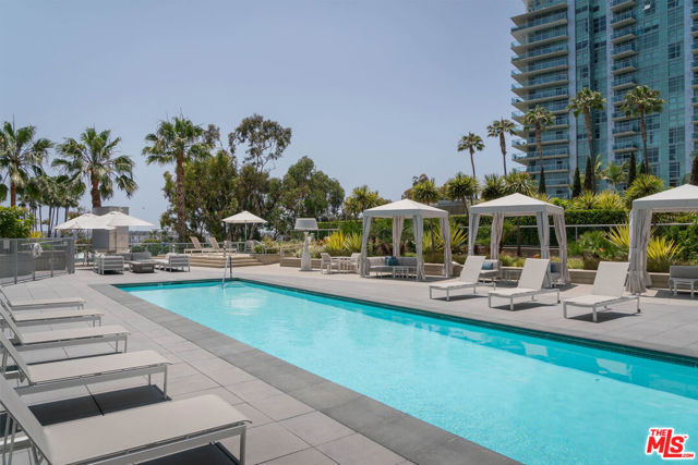 13600 Marina Pointe Drive, Marina del Rey CA: https://media.crmls.org/mediaz/515ae635-2399-49ab-9bda-e6d69ee8de06.jpg