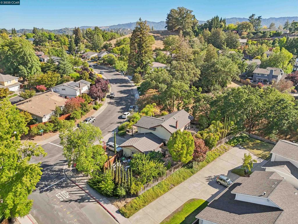 https://media.crmls.org/mediaz/515b30b1-da61-4363-b95c-861d42889a6a.jpg?preset=X-Large