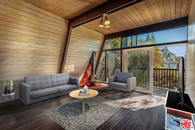 7912 Willow Glen Road, Los Angeles CA: https://media.crmls.org/mediaz/515b68c7-51ca-4722-82b3-eff51b1d4f60.jpg
