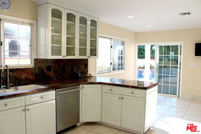 11502 Dona Teresa Drive, Studio City CA: https://media.crmls.org/mediaz/515c05f6-cdf1-4747-b0fe-bd73cd2fb124.jpg