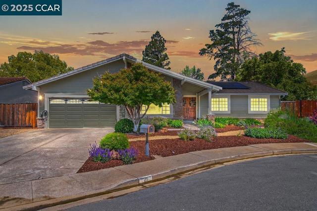 21 Mirango Ct, Clayton CA: https://media.crmls.org/mediaz/515c4187-7d53-451b-a18f-b650b836bc85.jpg