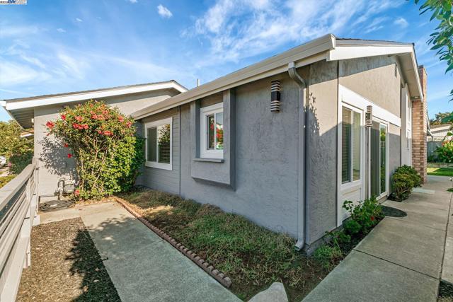 34915 Skylark Dr, Union City CA: https://media.crmls.org/mediaz/515d2800-1f4e-4dd2-8fca-eef2bb7f1a30.jpg