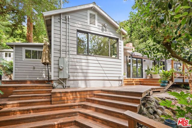 19817 Montau Drive, Topanga CA: https://media.crmls.org/mediaz/515df2f8-4092-413c-831a-e32b9d0965ed.jpg
