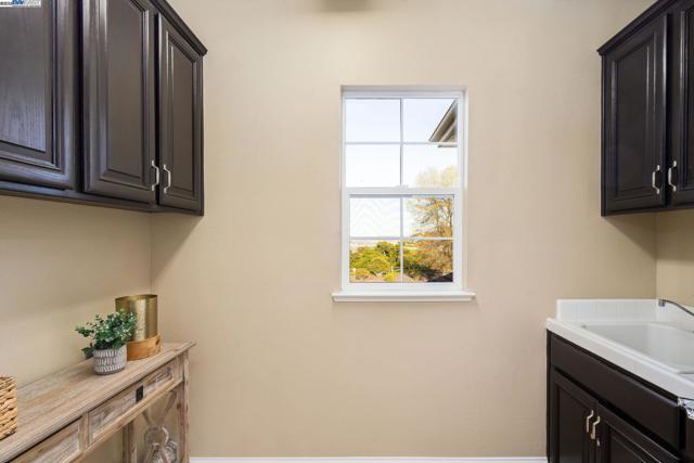 10828 Inspiration Cir, Dublin CA: https://media.crmls.org/mediaz/515e62d8-1bc8-4222-808b-725d530ea265.jpg