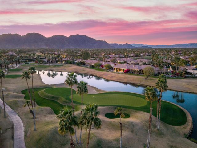 81100 Legends Way, La Quinta CA: https://media.crmls.org/mediaz/515f277f-078e-458b-bac9-02058981f6e3.jpg