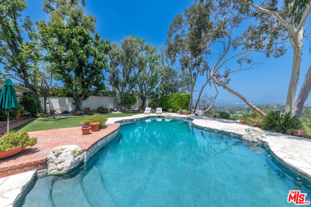 16331 Tudor Drive, Encino CA: https://media.crmls.org/mediaz/515f31b1-e493-43e1-8c86-eba60bbf5e71.jpg