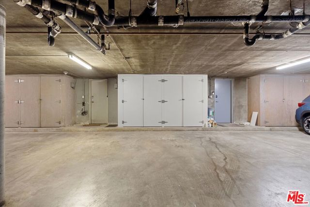 2108 Neilson Way, Santa Monica CA: https://media.crmls.org/mediaz/515f5c07-5eb8-4165-92dc-e0234545c2ba.jpg