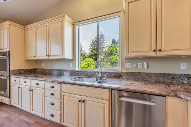 2578 Ridge Crest Ct., Castro Valley CA: https://media.crmls.org/mediaz/515f73a3-f3f0-48a0-8e03-66528c2546c5.jpg