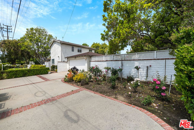 10355 Camarillo Street, Toluca Lake CA: https://media.crmls.org/mediaz/515f9fd1-8e11-44f1-b6c7-91f2388b4860.jpg